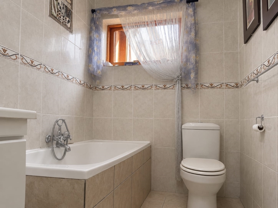 5 Bedroom Property for Sale in Stilbaai Wes Western Cape